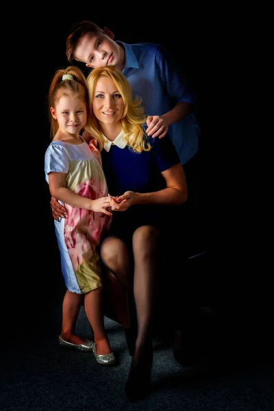 彼女の息子とヴィンテージ生地の娘と幸せな若い母 — ストック写真