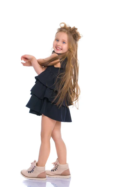 En glad liten flicka dansar. — Stockfoto