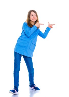 Küçük kız bir parmak gösterilen