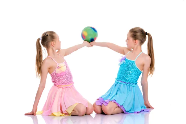 Meninas ginastas realizar exercícios com a bola . — Fotografia de Stock