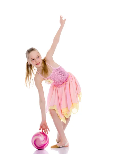 Ginasta menina executa exercícios com a bola. — Fotografia de Stock