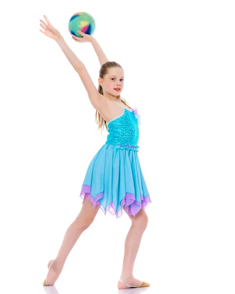 Chica gimnasta realiza ejercicios con la pelota. — Foto de Stock