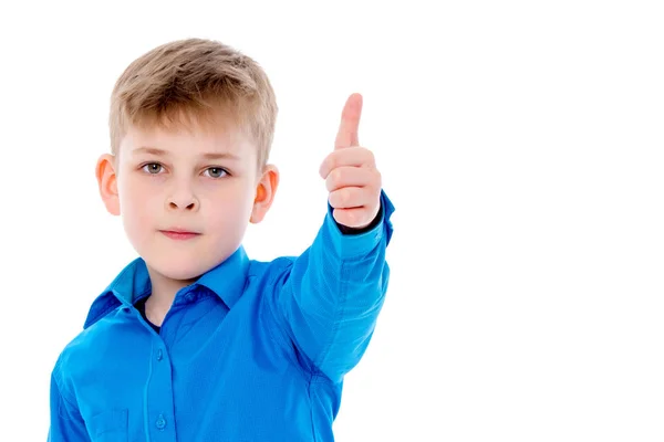 Ein kleiner Junge hält einen Finger in die Höhe. — Stockfoto