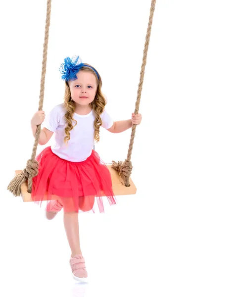 Klein meisje swingen op een swing — Stockfoto