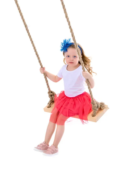 Mała dziewczynka kołysząca się na huśtawce — Zdjęcie stockowe