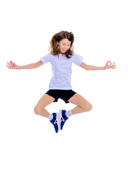 Uma adolescente está pulando — Fotografia de Stock