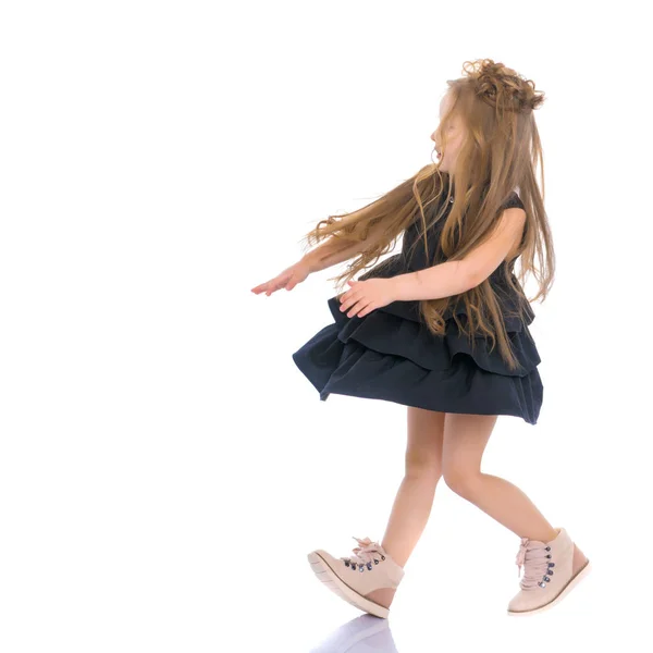 Una niña alegre está bailando . —  Fotos de Stock