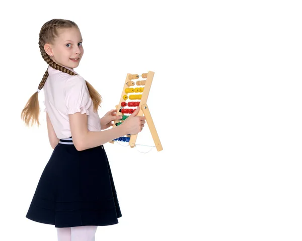 Kız abacus üzerinde sayar — Stok fotoğraf