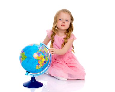 Globe adlı küçük bir kız görünüyor.