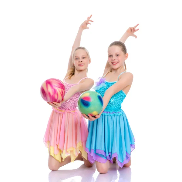 Гимнастки девочек выполняют упражнения с мячом . — стоковое фото