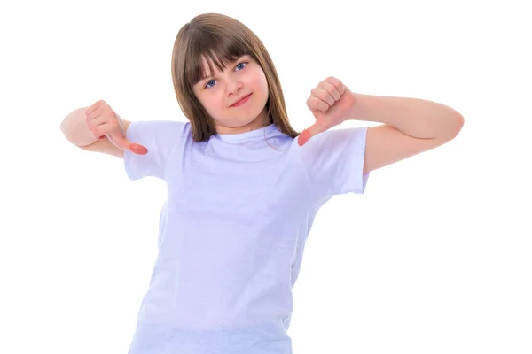 Onun boş beyaz t-shirt için işaret eden küçük okul kız. — Stok fotoğraf