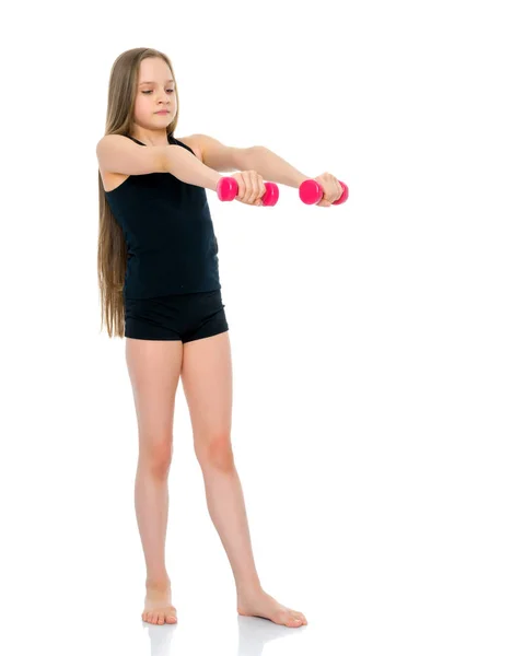 Tinédzser lány súlyzókkal a kezében — Stock Fotó
