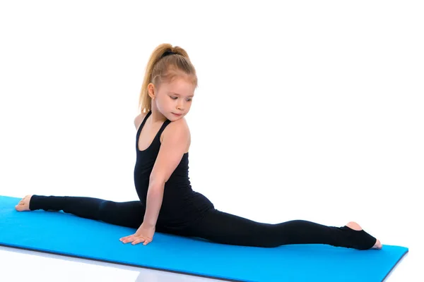 Girl gymnast perform the twine exercise. — Stock Photo, Image