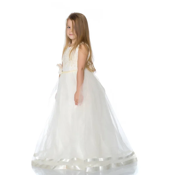 Beyaz elbiseli küçük Prenses — Stok fotoğraf