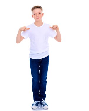 Bir okul çocuğu onun beyaz T-shirt için Puan.