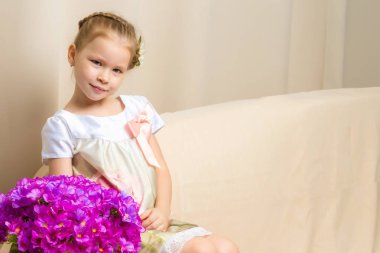 Bir buket çiçekli küçük kız