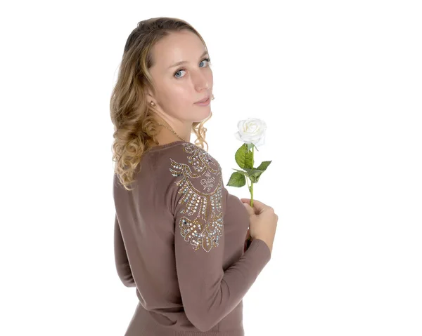 Ung kvinna med en blomma i händerna — Stockfoto