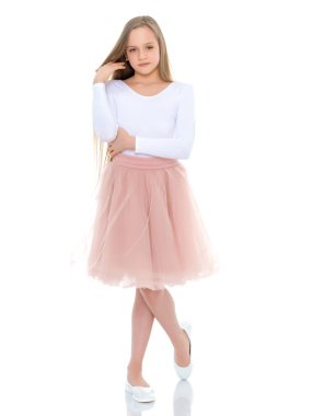 Küçük bir kız saçını düzeltiyor..