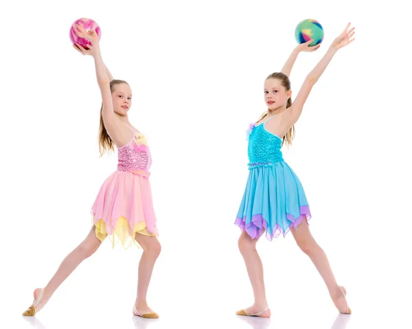 Girls gymnasts perform exercises with the ball. — Stock Photo, Image