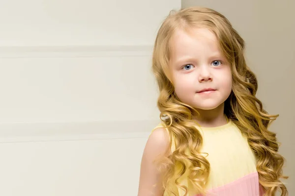 Retrato de una niña de cerca. — Foto de Stock