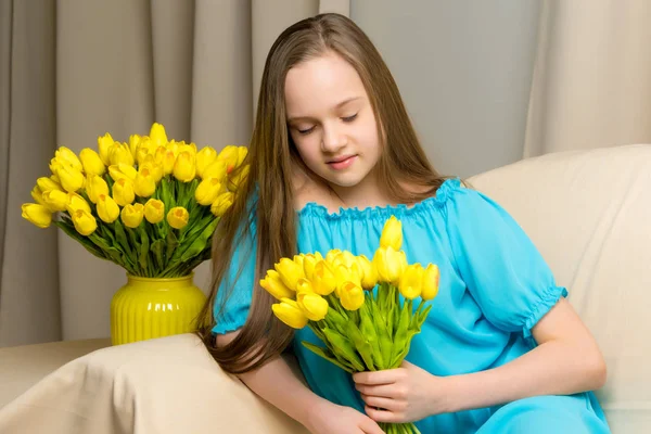 Beautiful Little Girl Long Silky Hair Sits Couch Bouquet Yellow — Stock Photo, Image