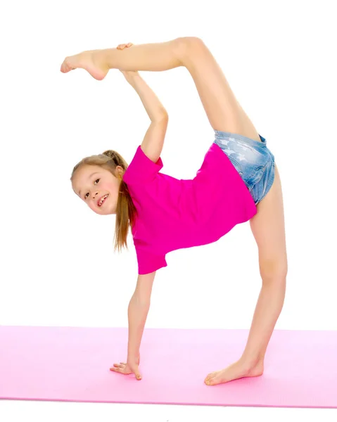 Gymnasten utför ett akrobatiskt element på golvet. — Stockfoto