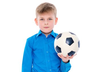 Küçük çocuk bir futbol topuyla oynuyor.