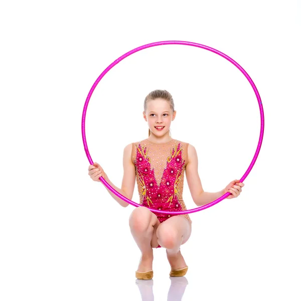 A girl gymnast performs an exercise with a hoop. — Stock Photo, Image