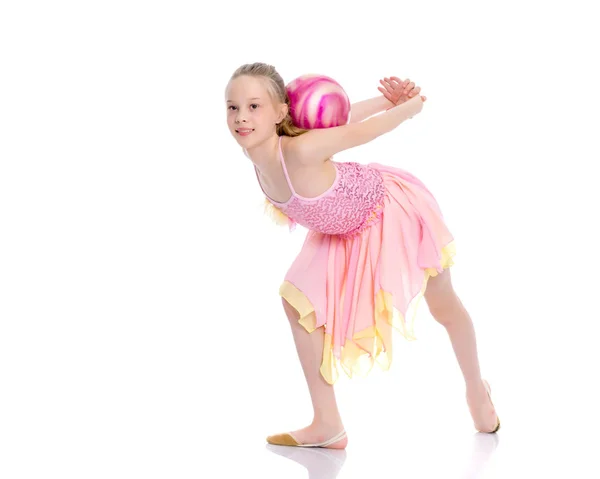 Kleines Mädchen macht Fitness mit Ball. — Stockfoto