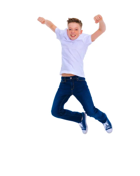 Маленький мальчик школьного возраста прыгает . — стоковое фото