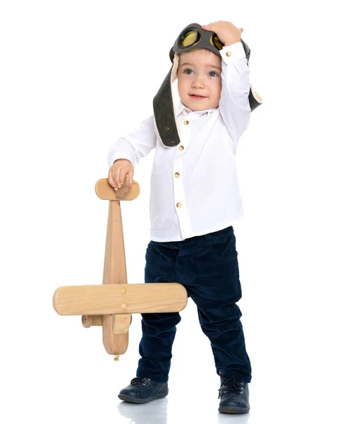 Niño pequeño con un avión de madera . —  Fotos de Stock