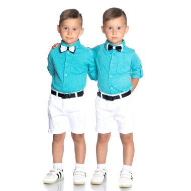 İki üzgün İkizler çocuklar