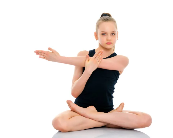 Uma menina está meditando em uma pose de lótus. — Fotografia de Stock