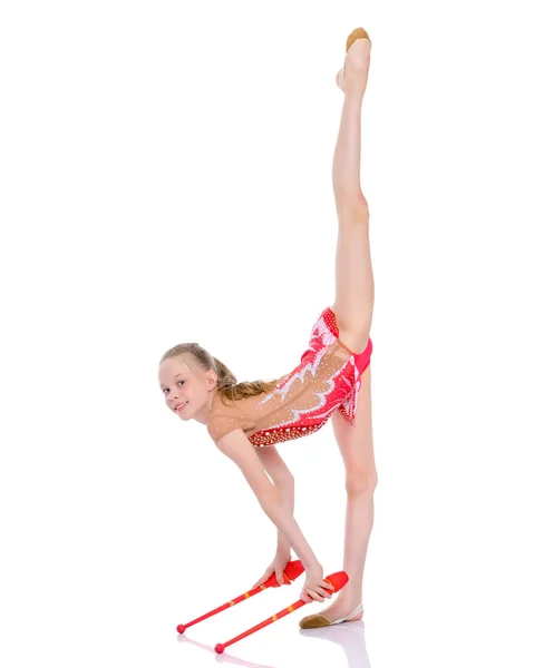 Una ragazza ginnasta esegue esercizi con una mazza. — Foto Stock