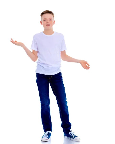 Ein kleiner Junge im weißen T-Shirt gestikuliert emotional mit seinem Vater — Stockfoto