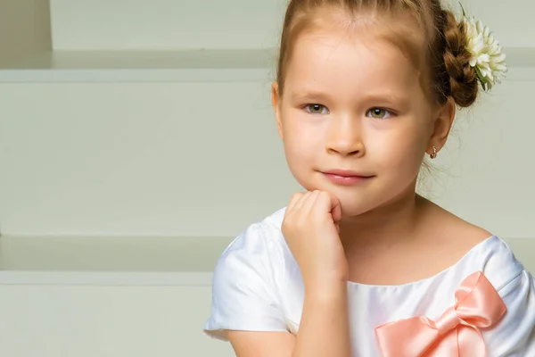 Portret van een klein meisje close-up. — Stockfoto