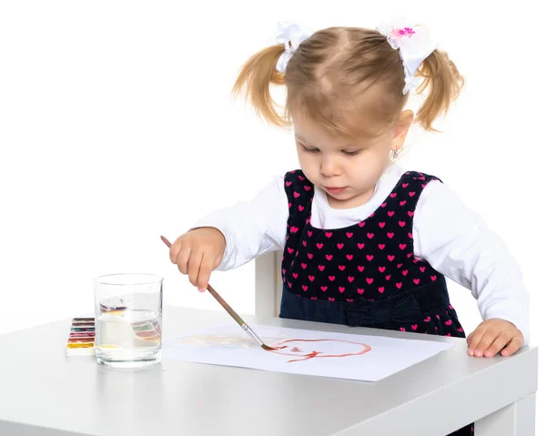Küçük bir kız masada çizim. — Stok fotoğraf
