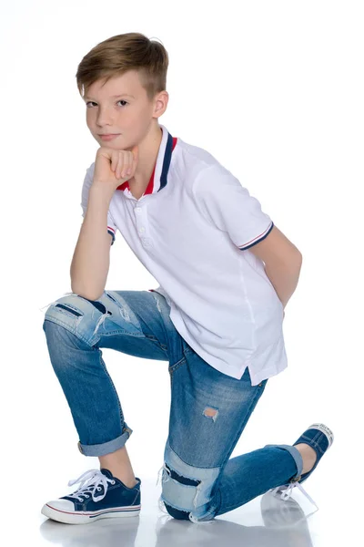 Elegante menino adolescente sentado no chão . — Fotografia de Stock