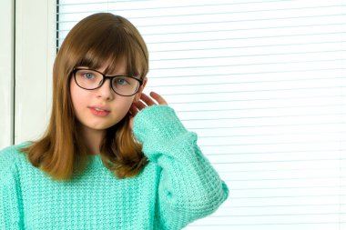 Küçük bir kız bir buket tul pencere oturuyor