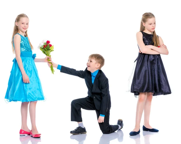 Um menino dá flores à menina . — Fotografia de Stock