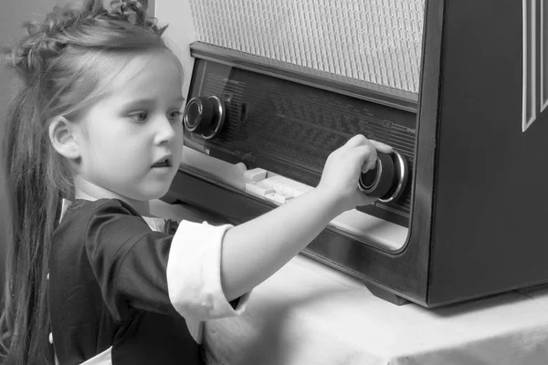 La chica está en la vieja radio. . — Foto de Stock