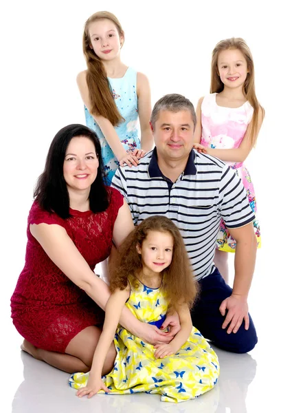 Boldog család kiskorú gyermekekkel — Stock Fotó