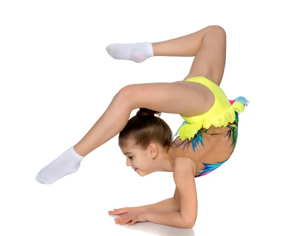 En gymnast utför en övning ställning på hennes underarmar. — Stockfoto