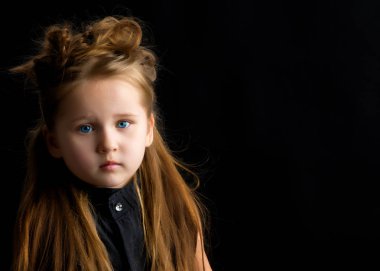 Siyah arka planda küçük bir kız