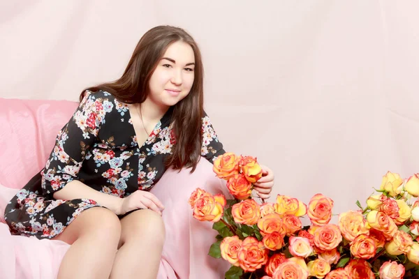 Chica con un ramo de rosas . —  Fotos de Stock