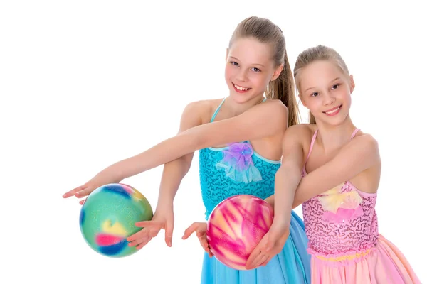 Girls gymnasts perform exercises with the ball. — Stock Photo, Image