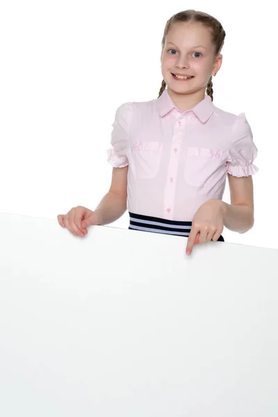 Malá holčička se ukazuje prstem na bílý nápis. — Stock fotografie