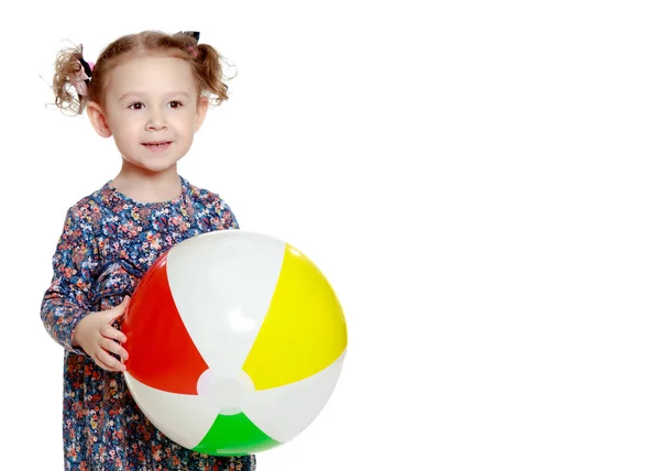 Kleines Mädchen spielt mit einem Ball — Stockfoto