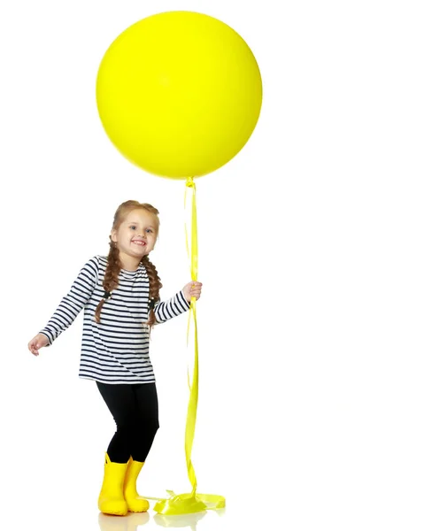 Menina está brincando com um balão — Fotografia de Stock