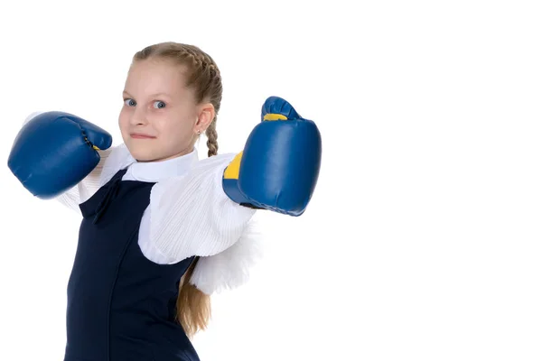 Chica colegiala en guantes de boxeo . —  Fotos de Stock